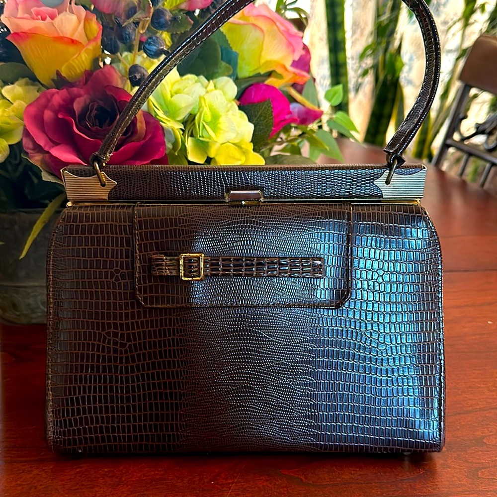 Naturalize purse. Beautiful condition. Snap works to close. Beautiful Brown.